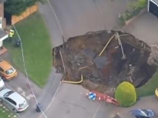 Φωτογραφία για Βρετανία: Τρύπα διαμέτρου 20 μέτρων άνοιξε σε γειτονιά