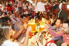 ΤΟ Oktoberfest ΤΗΣ ΜΠΑΓΕΡΝ ΚΑΙ ΟΙ... ΟΜΟΡΦΕΣ ΠΑΡΟΥΣΙΕΣ (PHOTOS)