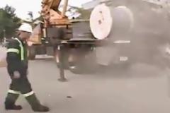 Απίστευτη γκάφα με ανυψωτικό μηχάνημα! [video]