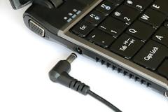 Αφήνουμε το laptop στην πρίζα ή όχι;