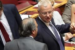 Το ντεκολτέ που έβγαλε μάτια! Δε φαντάζεστε πια κυρία της Βουλής έβαλε 