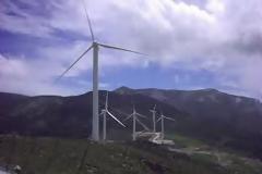 Μάχη ... σώμα με σώμα μπροστά σε φορτηγά με ανεμογεννήτριες