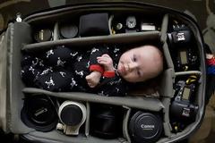 Μωρά φωτογραφίζονται να κοιμούνται μέσα σε τσάντες φωτογραφικών μηχανών! [photos]