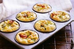 Μίνι ομελέτες με σπαράγγια και λιαστή ντομάτα