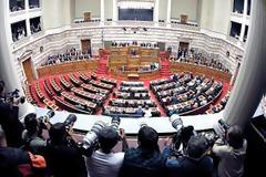 Η άγνωστη ξανθιά που έκλεψε την παράσταση στη Βουλή - Το λευκό μίνι που άναψε φωτιές...