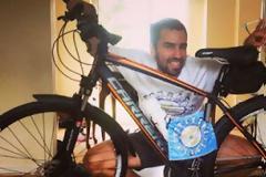 Στην Ηγουμενίτσα από το Λονδίνο μ' ένα ποδήλατο, με προορισμό την Αθήνα, για να μαζέψει 10.000 για τα παιδιά με καρκίνο!