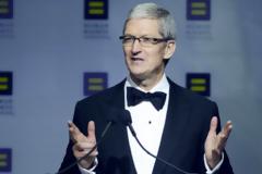 O Tim Cook βραβεύτηκε για την προστασία των δικαιωμάτων των σεξουαλικών μειονοτήτων