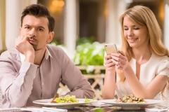 Phubbing: Η σύγχρονη μάστιγα που καταστρέφει τις σχέσεις