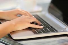 Σύνδρομο καρπιαίου σωλήνα: Πώς θα προστατεύσετε τα χέρια σας στο γραφείο