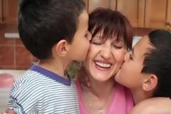 Τα Παιδικά χωριά SOS ζητάνε μανούλες για τα παιδάκια τους! Ποια είναι τα προσόντα;