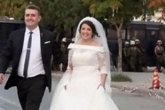 Θεσσαλονίκη: Σάλος στο Facebook με τις φωτογραφίες του νιόπαντρου ζευγαριού στο πιο... ακατάλληλο μέρος