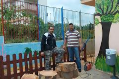 Κλάδεψαν τα δένδρα και δώρισαν τα ξύλα σε άπορες οικογένειες