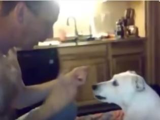 Φωτογραφία για Δείτε και μείνετε: Το μαγικό κόλπο ενός άνδρα και η τρομερή αντίδραση του σκύλου του...  [video]