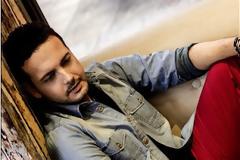 ΑΥΤΟ είναι το καινούριο τραγούδι του Γιώργου Γελαράκη:  «Δυο Ζωές» - Δυναμώστε και αφεθείτε στο ρυθμό του...