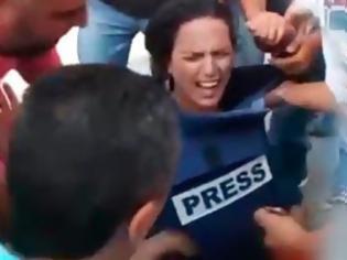 Φωτογραφία για ΒΙΝΤΕΟ - ΣΟΚ! Δημοσιογράφος τραυματίζεται από χειροβομβίδα on camera...