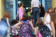 Τα τρία σενάρια που εξετάζει η κυβέρνηση για τον ΦΠΑ 23% στην ιδιωτική εκπαίδευση