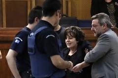 ΠΑΝΙΚΟΣ στο δικαστήριο: Η μητέρα του Φύσσα πέταξε μπουκάλι στον Ρουπακιά - Η φράση που εξόργισαν τους γονείς του Φύσσα