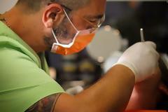 Ο πρασινομάτης οδοντίατρος με τα τατουαζ που λατρεύει η ελληνική σόουμπιζ [photos]