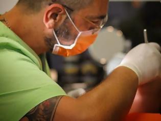 Φωτογραφία για Ο πρασινομάτης οδοντίατρος με τα τατουαζ που λατρεύει η ελληνική σόουμπιζ [photos]