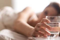 Γιατί δεν πρέπει να πίνετε το νερό που έχει μείνει όλη τη νύχτα στο ποτήρι