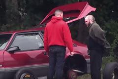 ΣΥΓΚΙΝΗΤΙΚΟ:: Κανένας δεν σταμάτησε να τον βοηθήσει όταν χάλασε το αυτοκίνητο του - Εκτός από ΕΝΑΝ... [video]