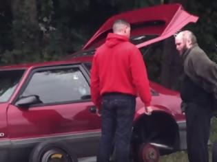Φωτογραφία για ΣΥΓΚΙΝΗΤΙΚΟ:: Κανένας δεν σταμάτησε να τον βοηθήσει όταν χάλασε το αυτοκίνητο του - Εκτός από ΕΝΑΝ... [video]