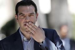 Αλέξης Τσίπρας: Δείτε τον να πίνει ελληνικό καφέ σε... παγκάκι [photo]