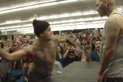 Γέλιο μέχρι δακρύων: Παίζουν σφαλιάρες μέχρι το... νοκ άουτ [video]