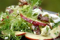 Σαλάτα με λόλα, σταφίδες και μήλο