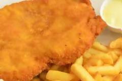 Η συνταγή της ημέρας: Σνίτσελ κοτόπουλο με τηγανιτές πατάτες