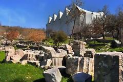 Ηλεία: Σκαρφαλώνουν σε καγκελόπορτες οι τουρίστες για να μπουν στον Επικούρειο Απόλλωνα