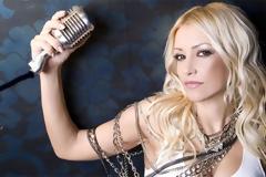 Τι κάνει σήμερα η τραγουδίστρια Λένα Παπαδοπούλου;