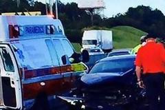 Η φωτογραφία αστυνομικού που έγινε viral - Αγκαλιά με το μωρό από την καραμπόλα