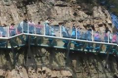 Τρόμος στα 1.000 μέτρα: Γυάλινο μονοπάτι ράγισε κάτω από τα πόδια τουρίστα