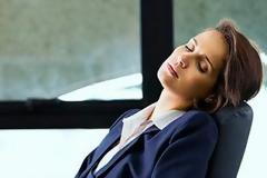 6 καθημερινές συνήθειες που είναι εξίσου βλαβερές με το κάπνισμα