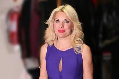 ΔΕΝ ΚΟΛΑΕΙ ΠΟΥΘΕΝΑ: Με το αγροτικό της στο λιμάνι η ωραία Ελένη [photos]