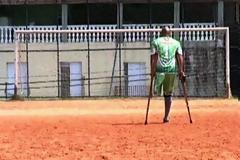 ΣΥΓΚΛΟΝΙΣΤΙΚΟ ΒΙΝΤΕΟ: Δείτε τον τερματοφύλακα με το ένα πόδι