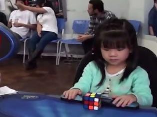 Φωτογραφία για ΑΠΙΣΤΕΥΤΗ:  Κοριτσάκι 3 ετών λύνει σε 47 δευτερόλεπτα τον κύβο του Ρούμπικ [video]