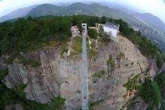 Κίνα: Θυμάστε την εντυπωσιακή γυάλινη γέφυρα στην άκρη του γκρεμού; Ράγισε!