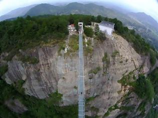 Φωτογραφία για Κίνα: Θυμάστε την εντυπωσιακή γυάλινη γέφυρα στην άκρη του γκρεμού; Ράγισε!