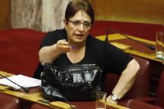 Η Παπαρήγα εγκλωβίστηκε στο... ασανσέρ της βουλής