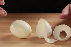 Πώς μπορείτε να ξεφλουδίσετε ένα αυγό σε δευτερόλεπτα; [video]