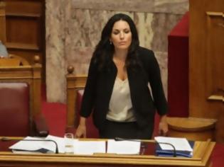 Φωτογραφία για Η Όλγα Κεφαλογιάννη κόλασε τη Βουλή: Το σταυροπόδι που προκάλεσε.... εγκεφαλικά!