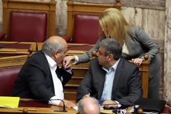 Το χειροφίλημα του Βούτση στη Θεοδώρα Τζάκρη