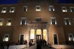 Συγκέντρωση διαμαρτυρίας έξω από τη Βουλή