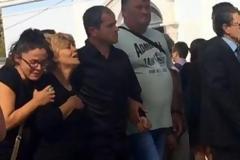 To τελευταίο αντίο στην 21χρονη που βρέθηκε νεκρή στο φωταγωγό - Τραγικές φιγούρες η μάνα της και η γιαγιά της