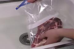 Πήρε μία μπριζόλα και την έβαλε κάτω από τη βρύση! Ο λόγος; Πανέξυπνος…