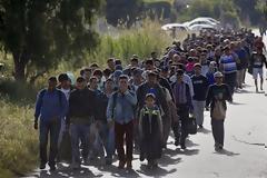 Εικόνες ντροπής από τη Μυτιλήνη - Δείτε τι έκανε αστυνομικός σε λαθρομετανάστη... [photos]