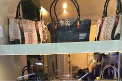 Τσάντες «μαϊμού» στη βιτρίνα καταστήματος στην Αθήνα