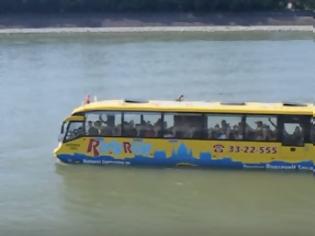Φωτογραφία για Αυτό το λεωφορείο μπήκε στο νερό και… δείτε τι έγινε μετά [video]